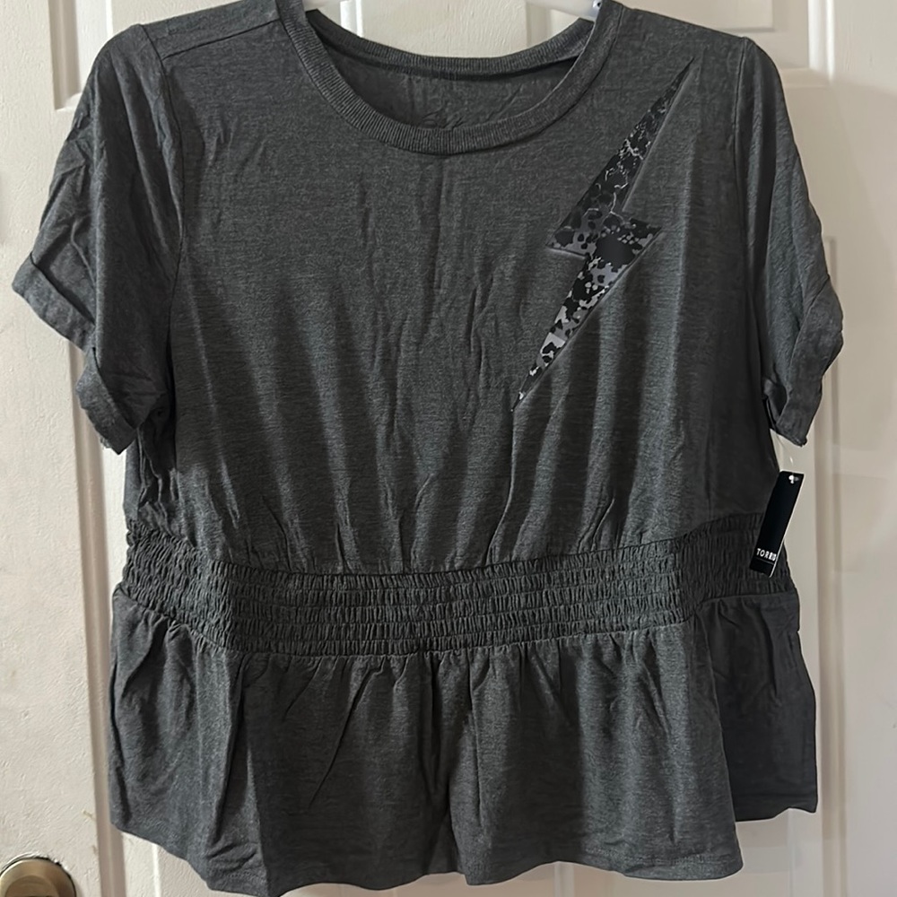 TORRID LOVESICK ICON SMOCKED WAIST TEE: GRAY: NEW WITH TAGS: SIZE 2